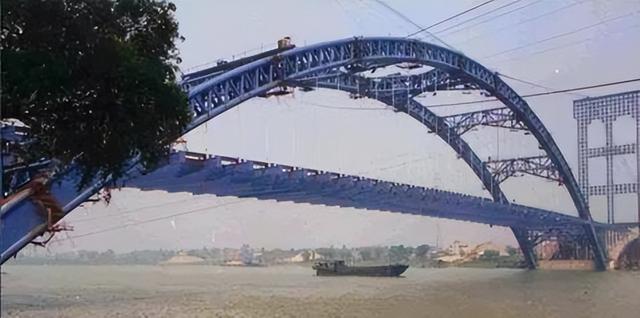 桥梁由哪些部分组成，桥梁由哪些部分组成的（拱桥的基本组成及主要特点）