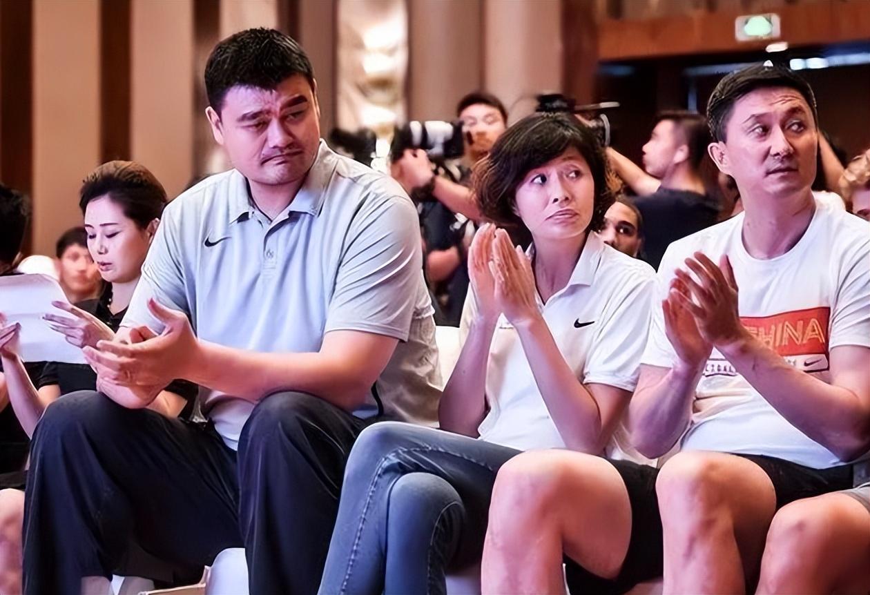 在休斯顿火箭队的比赛生涯中,姚明的手机屏幕上永远都是叶莉的照片