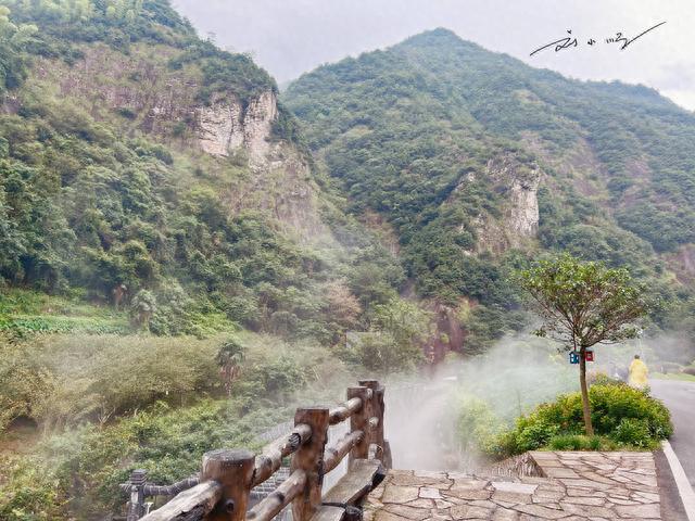 浙江磐安有个神奇的景区，游客都在溪水里走，还能在水上荡秋千？