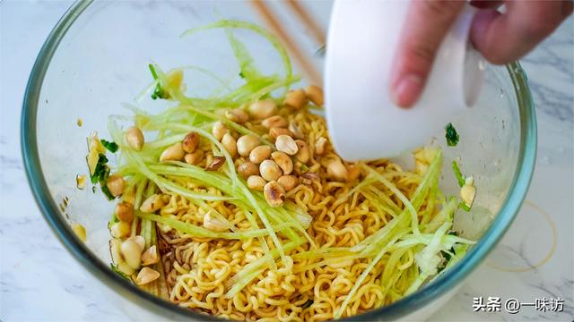 凉拌方便面的制作方法，凉拌方便面简单做法（3分钟试试凉拌泡面，太爽口）