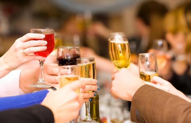 两家亲家聚餐开场白，两家吃定亲饭开场白（说什么开场白能显得大方得体）