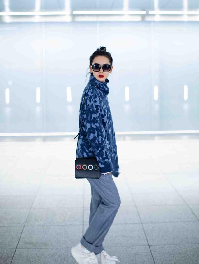 灰色上衣配什么裤子，灰色上衣配什么裤子颜色好看（一眼看去尤为吸睛醒目）