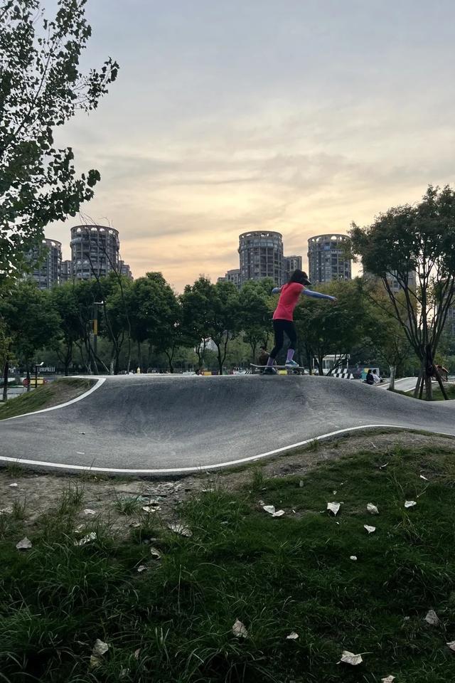 一句话霸气欢迎词，一句话欢迎词口号（三色路啊，就是不夜城）