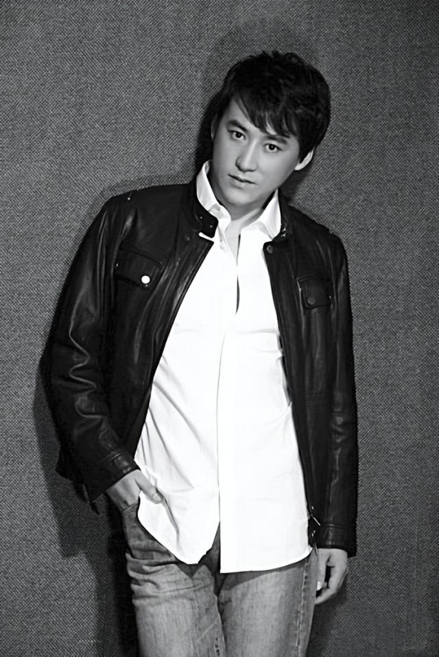 演员刘小锋：娶小16岁娇妻，婚后胖若两人，今51岁胖到观众认不出