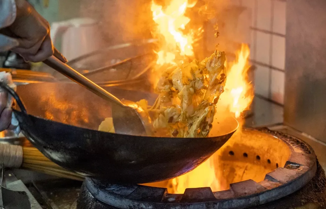 不粘锅涂层烧黑焦了还能用吗，不粘锅烧糊了还能用吗（“不粘锅”有毒且致癌）