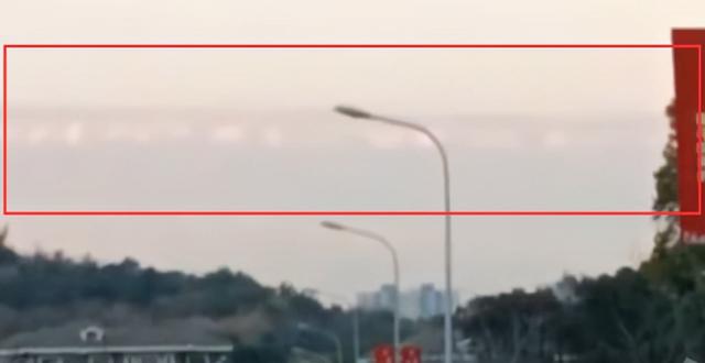 生活中有哪些海市蜃楼现象，生活中有哪些海市蜃楼现象及原因（空中一列火车飞驰而过）