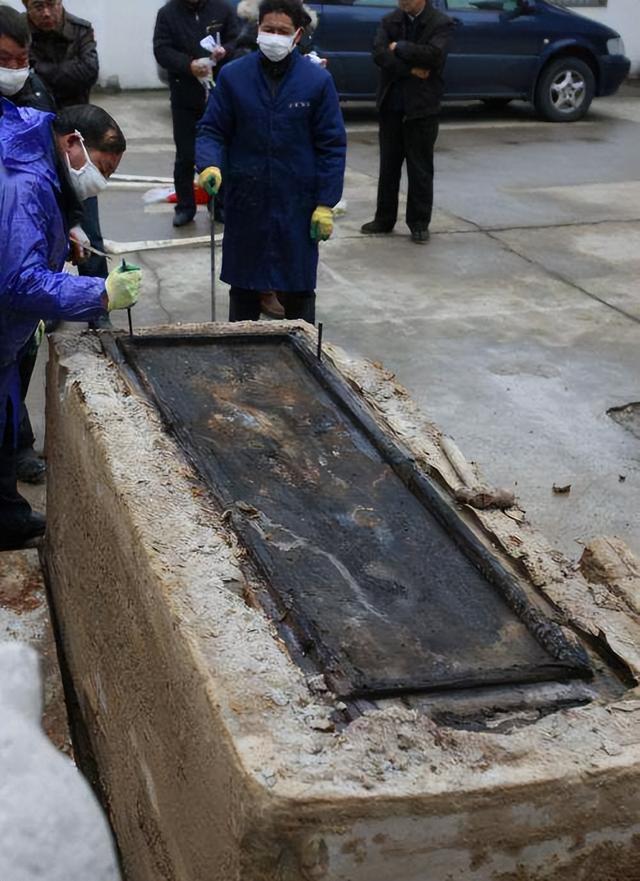 清代古墓发现奇怪女尸，历经百年五官却清晰可见