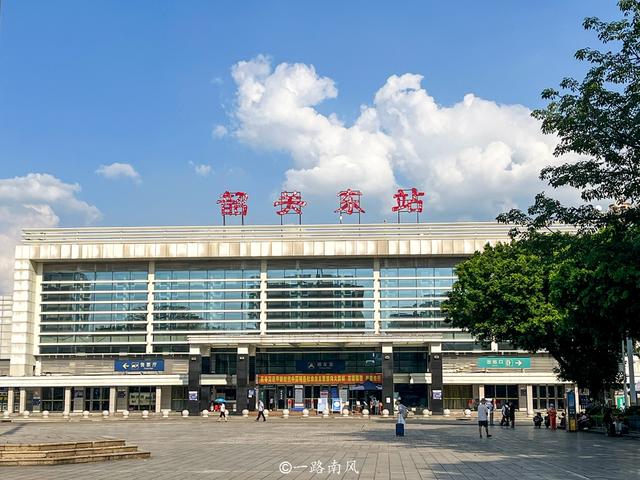 從外地到廣東省韶關市旅遊可以搭乘飛機到丹霞機場,也可以乘坐高鐵