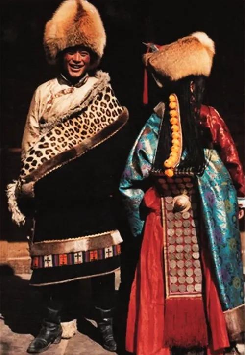 东乡族有什么风俗习惯，东乡族生活风俗（裕固族、东乡族、保安族等少数民族精美服饰文化）