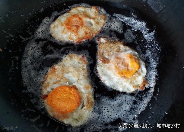 鸡蛋煎饺子怎么做，饺子煎鸡蛋的做法窍门（美食：煎鸡蛋）