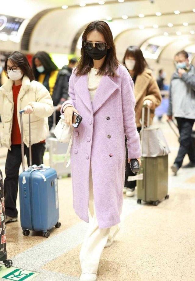 紫色大衣搭配什么内搭，紫色大衣搭配什么内搭图片（穿紫色大衣配阔腿裤走机场）