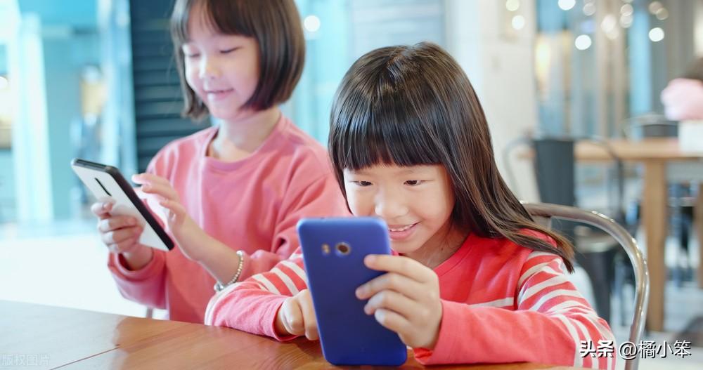 小孩总是玩手机怎么办，小孩子总是要玩手机怎么办（父母用这4招搞定）