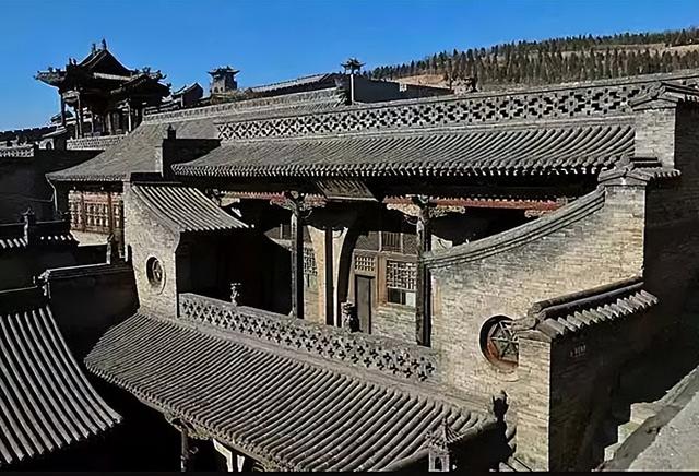 乔家大院在哪，乔家大院在哪里拍摄的（被摘牌后的乔家大院）