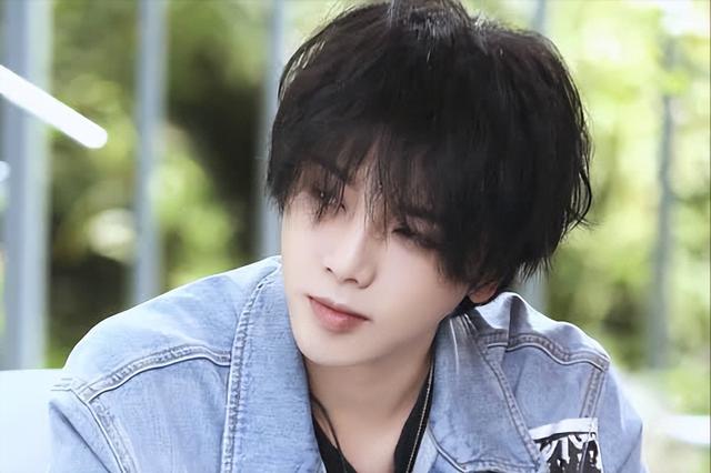 华晨宇和邓紫棋，邓紫棋对华晨宇的爱恨（华晨宇“扔下孩子不结婚”是有原因的）