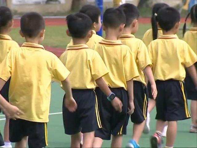 给孩子配手机最佳年龄，孩子多大配手机合适（开学要不要给孩子买电话手表）