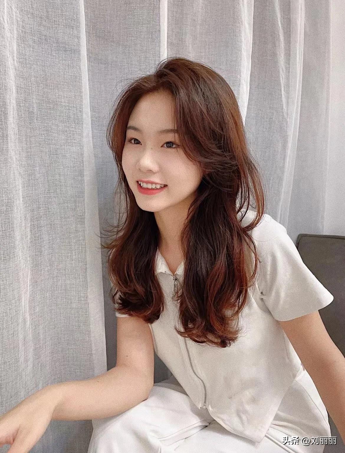 女生烫什么发型好看又简单,女生适合烫的发型推荐