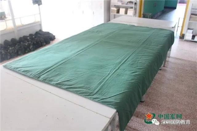 叠被子的详细教程，叠被子技巧（打背包、叠被子……光明区中小学生国防知识竞赛实操攻略来啦）