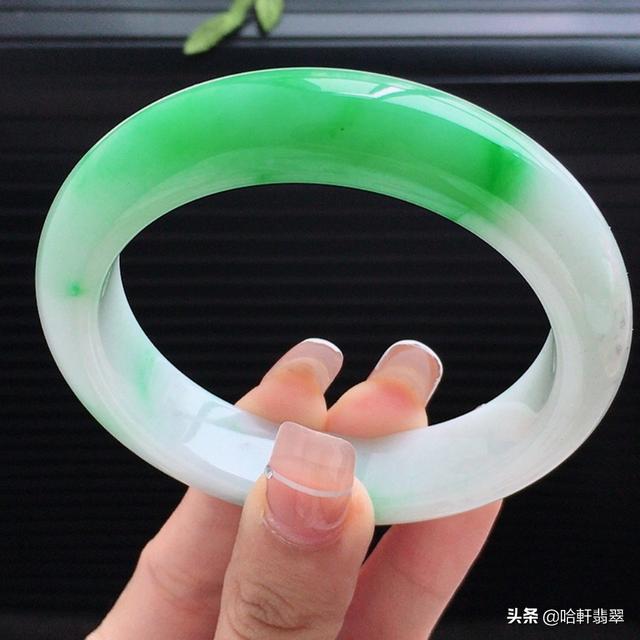 翡翠手镯一般多少钱，乌鸡种翡翠手镯一般多少钱（1万块和10万块的翡翠手镯）