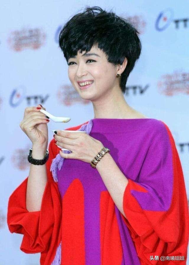 头小脸小女生适合发型，头小脸小适合什么发型女（今年流行这4种“短发发型”）