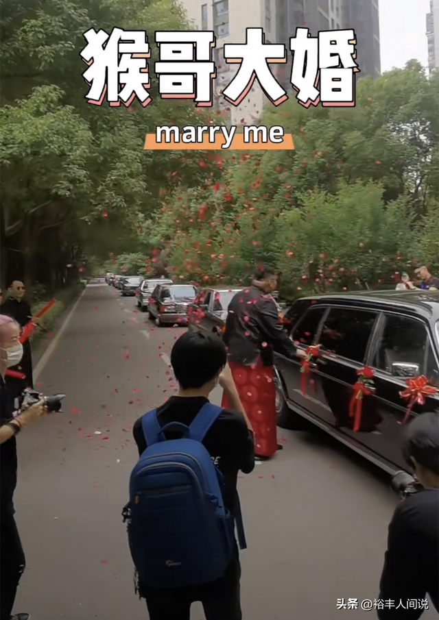 结婚一般几套衣服，结婚一般几套衣服合适（妻子打扮富贵全身超百万）