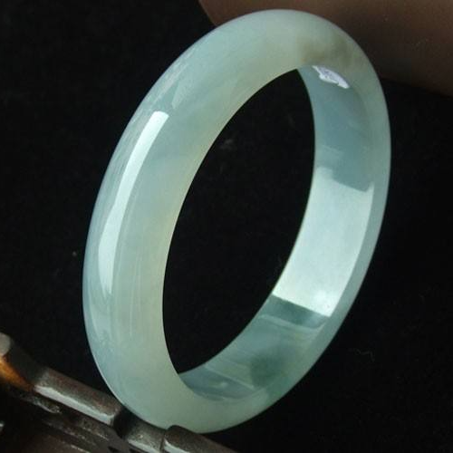 翡翠种水等级划分价格，翡翠等级划分及价格（1万和1000万的翡翠手镯）