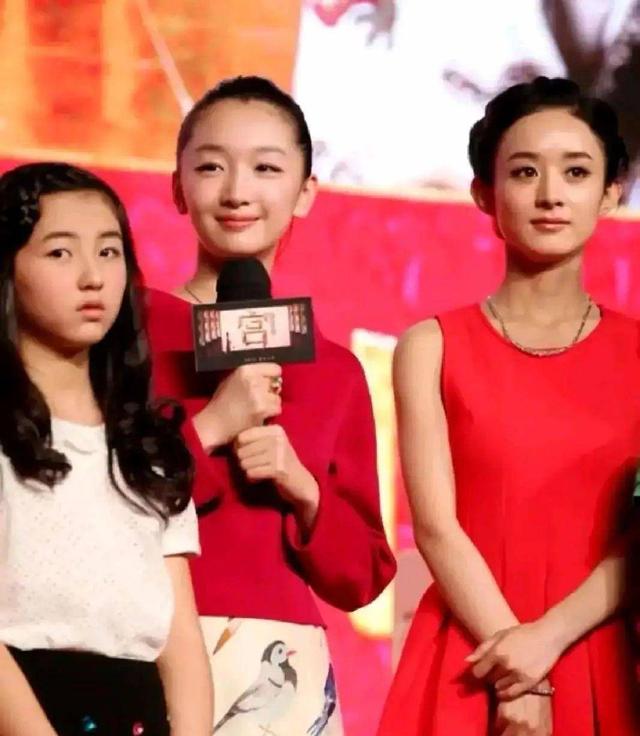 周冬雨减龄前后对比，30岁周冬雨同框35岁赵丽颖输太多