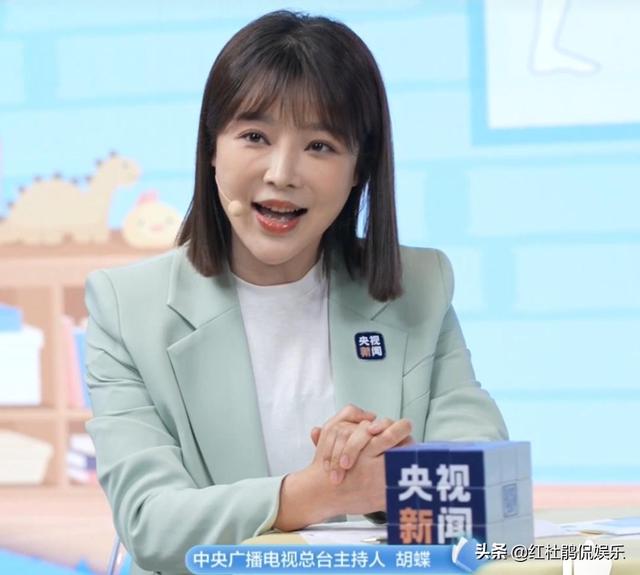 央视新闻主播胡蝶主持科普直播，形象风格大变样，不戴假发更好看