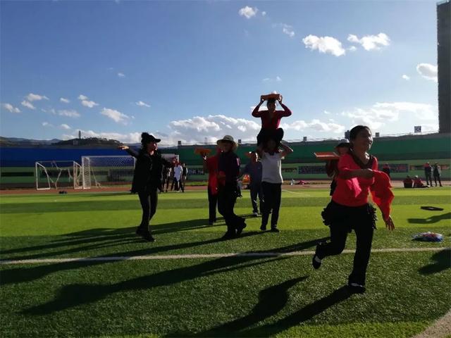 南涧彝族“跳菜”，南涧彝族跳菜广场舞（南涧跳菜——从飨宴文化到舞台艺术的蜕变）