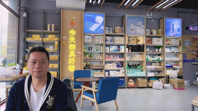 诗黛尔化妆品怎么样（他是那个没有倒下的彩妆代理商）