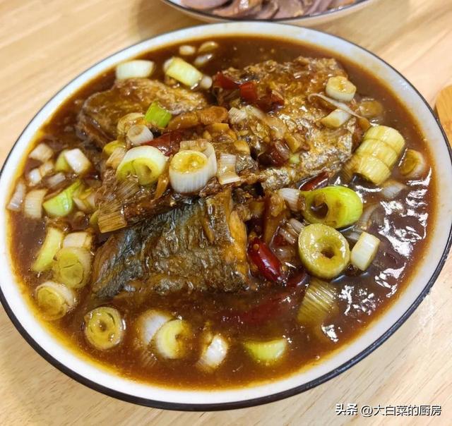 干烧带鱼怎么做，干烧带鱼 快乐生活一点通（今天展示一道老爸的拿手好菜干烧带鱼）