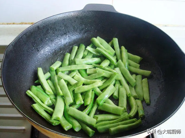 长豆角怎么炒软还入味，软烂咸香又入味