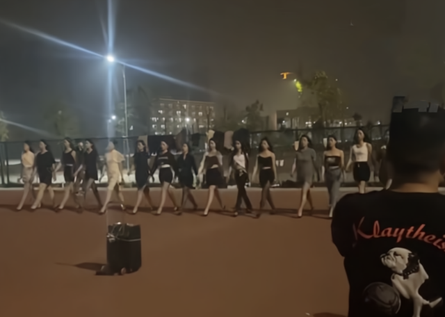 河南女子职业学院，河南女子职业学院招生录取规则和录取条件顺序政策解读2022参考（河南一高校女生操场走秀）