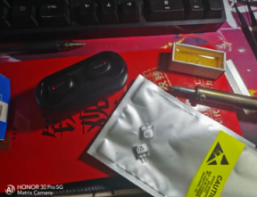 蓝牙耳机充不进去电怎么办，蓝牙耳机充电仓充不进去电怎么办（QCY蓝牙耳机长时间不用充电没反应）