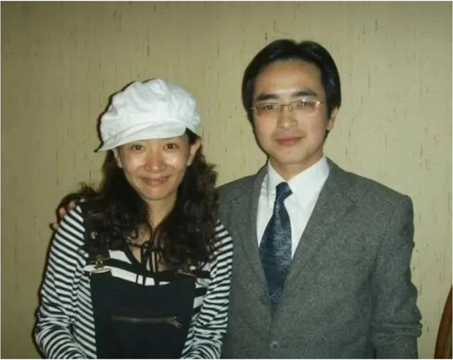 王芳个人资料简介，王芳个人资料（从情感主播到直播卖书一姐）