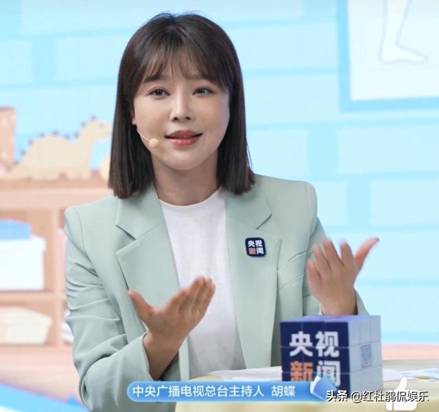 央视新闻主播胡蝶主持科普直播，形象风格大变样，不戴假发更好看