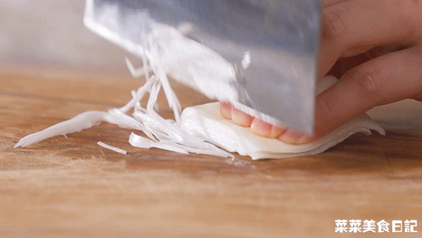 芥末鱿鱼的做法，芥末拌的烤鱿鱼怎么做（烫5秒就上桌，鲜嫩弹牙）