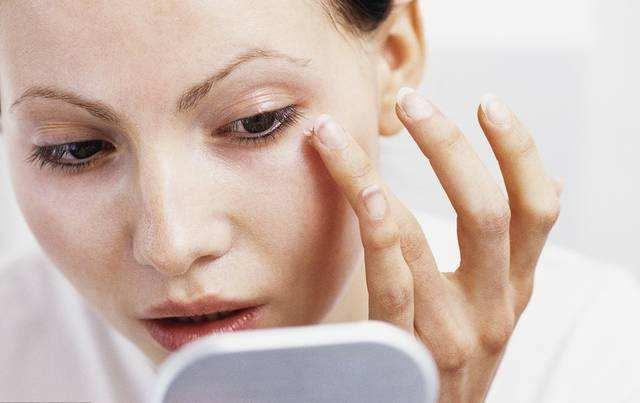 皮肤暗沉怎么办，脸上皮肤暗沉怎么办（怎样改善肤色“暗沉”）