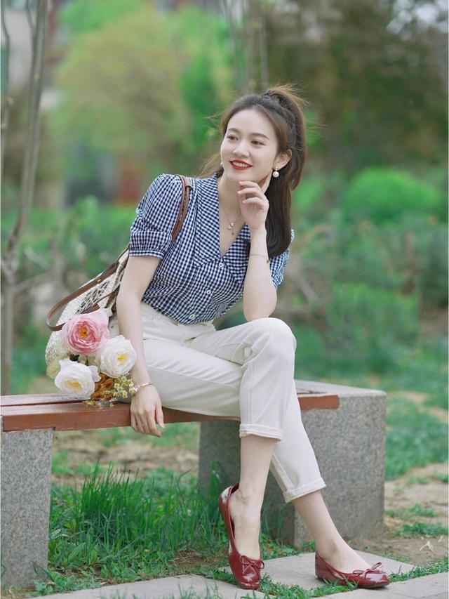 夏日法式穿搭，格子衬衫很减龄，搭配上白色牛仔裤，显瘦又洋气