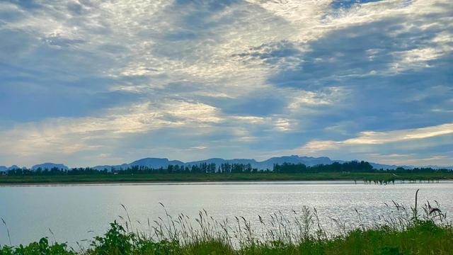 为什么天是蓝的，为什么天空是蓝色的简单回答（天空的颜色）