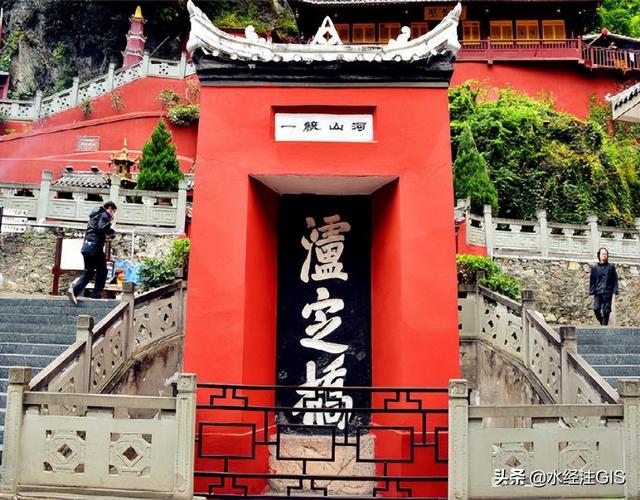 泸定桥在哪条河上，泸定桥在什么河上（康熙钦命修建的泸定桥）