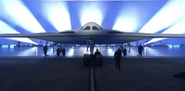 美军研发新轰炸机，我国新型战略轰炸机（美军B-21隐轰正式发布）