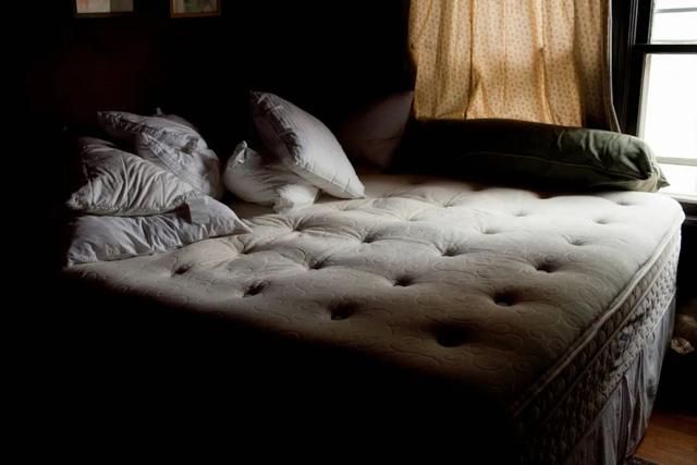 年轻人睡硬床好还是软床垫好，长期睡硬板床的危害（原来以前都睡错了……）