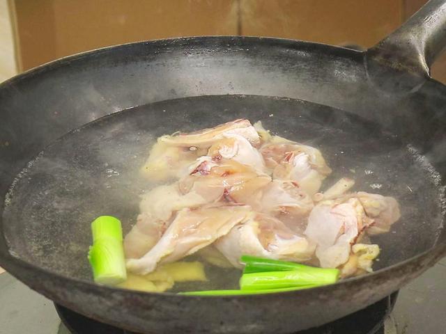 正宗猪肚鸡配方，猪肚煲鸡的做法（推荐5道简单粤菜）