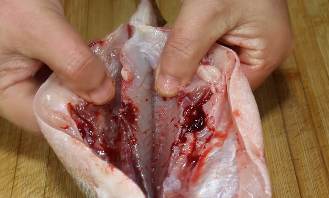 清蒸鲈鱼正宗做法，清蒸鲈鱼的做法最正宗的做法（清蒸鲈鱼的做法 家常的做法）