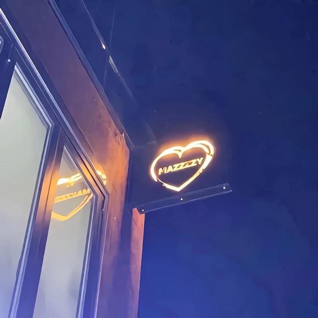 天蓝色背景图，林池染/天空意境背景图/天空是蔚蓝色，微信头像（蓝色温柔乡）