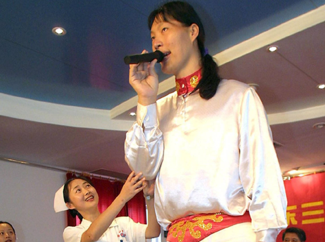 世界上有没有巨人，世界上真的存在巨人吗（中国2.48米“女巨人”）