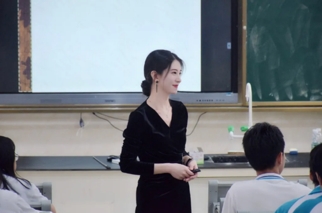 班主任出嫁男生堵门，班主任要结婚了需要随礼吗（全班十几个男生集体爬墙堵门）