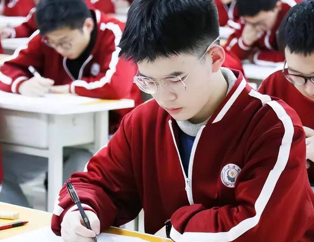 多少岁可以复读高三，高三复读生该如何减压（2023高考复读生恐超200万）