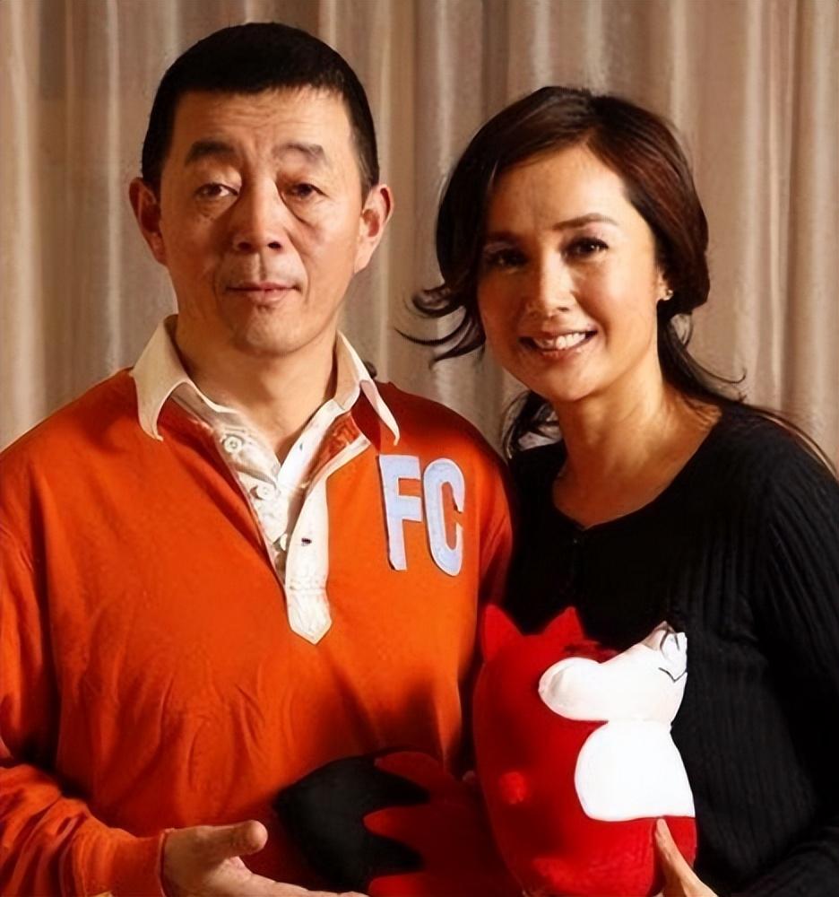 2009年,一个僻静的小巷子里,卓伟和他的团队一路紧跟,拍到顾长卫与