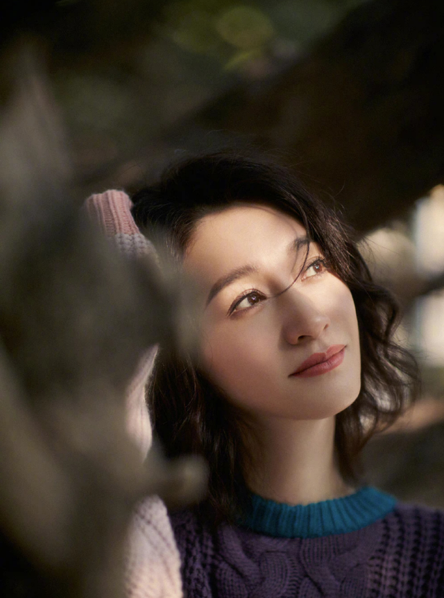 去年9月李小冉在他的微博上发出一张照片,紫色毛衣的穿搭让她依旧风采